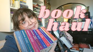 FIRST BOOK HAUL OF 2023 | Hauling Over 40 Books
Finally hauling the books I bought towards the end of last year!
🌘MENTIONED IN VIDEO🌘
Thank you to my wonderful friends to sending me books! Check out their channels!
@typeonereader
@NerdyNatReads
@RobinReads
🌕THE STORY CONTINUED BOOK CLUB🌕
Do you love fanfictions, retellings, or fanfiction elements? We have a bookclub for you! Join us at the Fanfiction Readathon Discord to be a part of our monthly book club. The bookclub is co-hosted by myself and Serena at Read the Riot.
The next few book club books are:
January: The Silence of the Girls by Pat Barker
February: TBD
March: TBD
Join the Discord: https://discord.gg/ejQVWq9wVa
🌗WATCH MORE🌗
2023 Reading Journal: https://www.youtube.com/watch?v=evZAh99Savk
A Guide to TJ Klune: https://www.youtube.com/watch?v=Iqq5ktnXZqA&t=2s
TBR Jar Playlist: https://www.youtube.com/playlist?list=PLw6kuFaJfCXVo8oc7hxVfarjSvKU1WQTo
🌘LETS BE FRIENDS🌘
📸Instagram: https://www.instagram.com/thepmreader/
🐣Twitter: https://twitter.com/thepmreader
📖Goodreads: https://www.goodreads.com/thepmreader
📚Storygraph: https://app.thestorygraph.com/profile/thepmreader
⭐️Wish List: https://www.amazon.com/hz/wishlist/ls/2IREYJ09SQAU4?ref wl_share
🌒CONTACT ME🌒
Paige M.
💌Email: thepmreader@gmail.com FIRST BOOK HAUL OF 2023 | Hauling Over 40 Books
