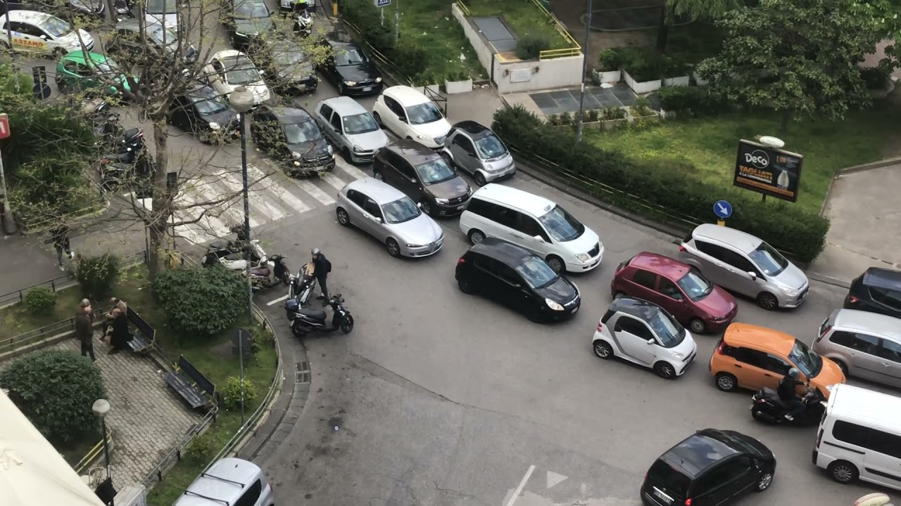 Napoli, piazza Medaglie d’Oro: mattinata infernale con traffico impazzito