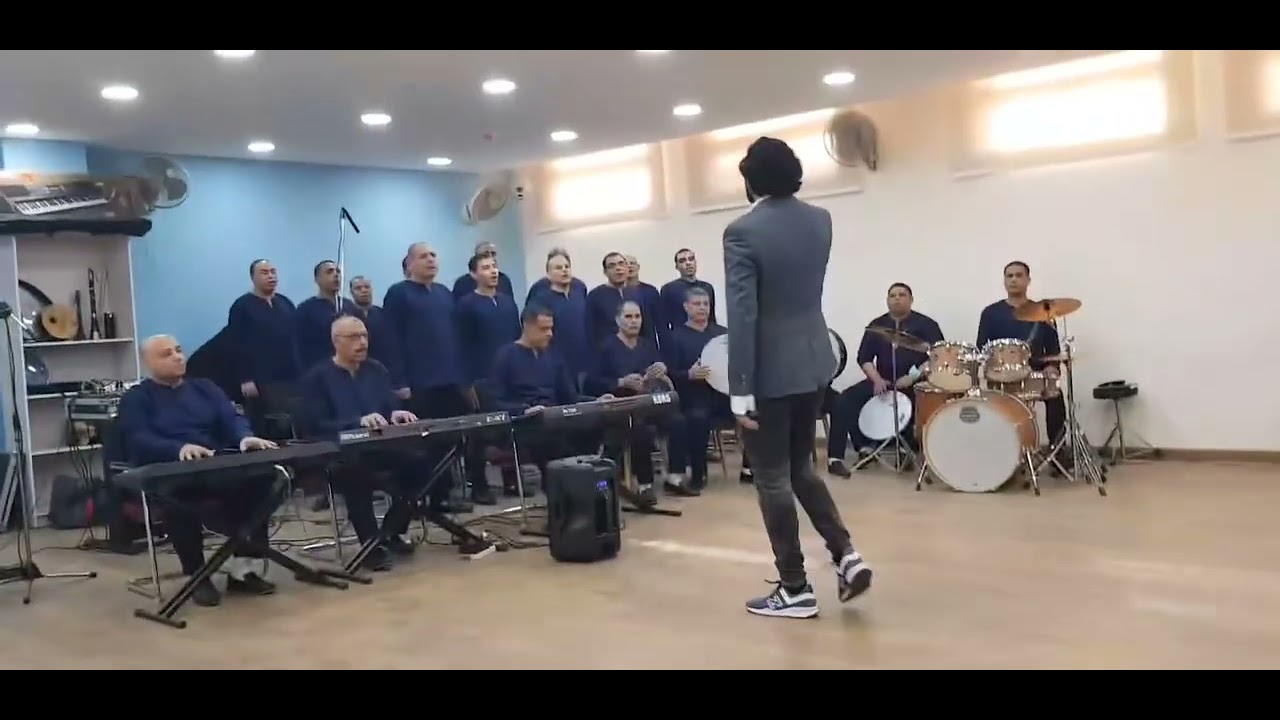 كورال سجون وادى النطرون: دا انا مصر حببتى في كفة وكل الدنيا في كفة🖕