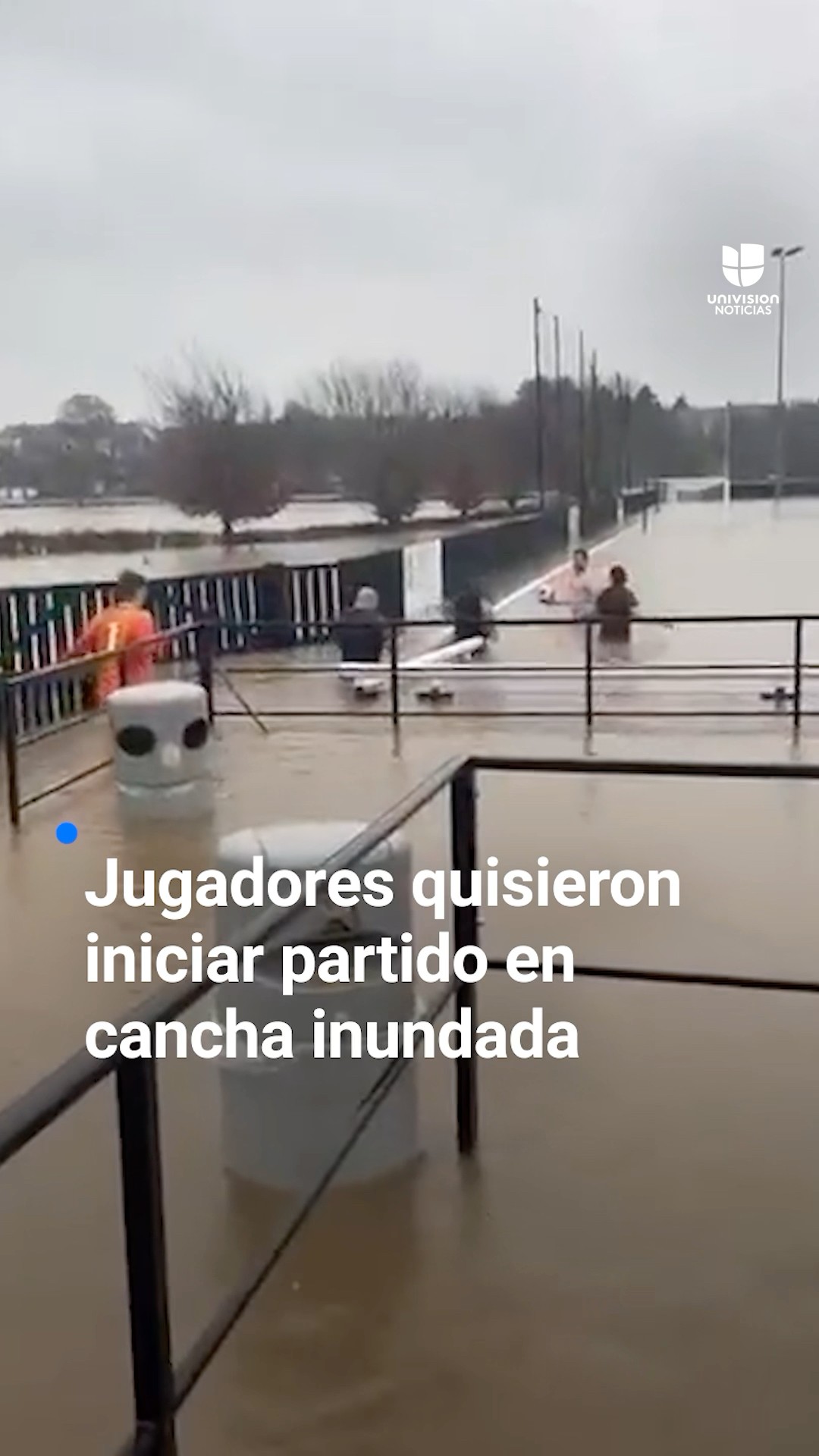 Jugadores inician partido en una cancha inundada