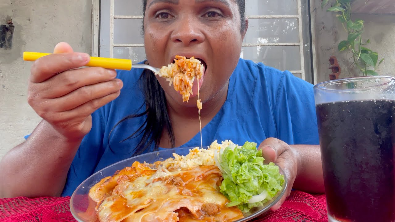 COMENDO LASANHA BOLONHESA ARROZ COM CENOURA E SALADA AQUI NO SÍTIO