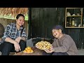The old woman tasted sweet potato cake made by the homeless girl for the first time.