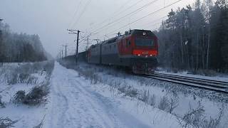 Электровоз 2ЭС6 с нечётным грузовым поездом в снегопад