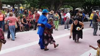 OTRA VEZ SEÑORA DE 80 AÑOS BAILANDO - (PLAZA DE ARMAS DE TORREÓN, COAHUILA. chords