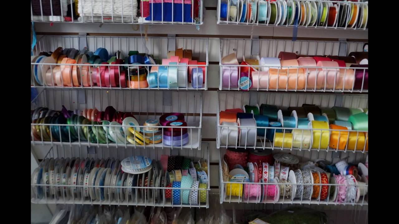 торговое оборудование для тканей и швейной фурнитуры. магазин изделий из дерева. мастерская магазин штучки нижний новгород. выкладка швейной фурнитуры. отдел рукоделия.