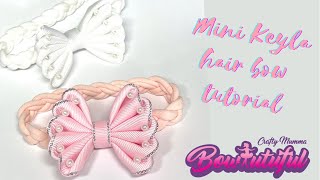 Mini Keyla hair bow tutorial on a headband. Headband tutorial. How to make hair bows. Laço de fita screenshot 2