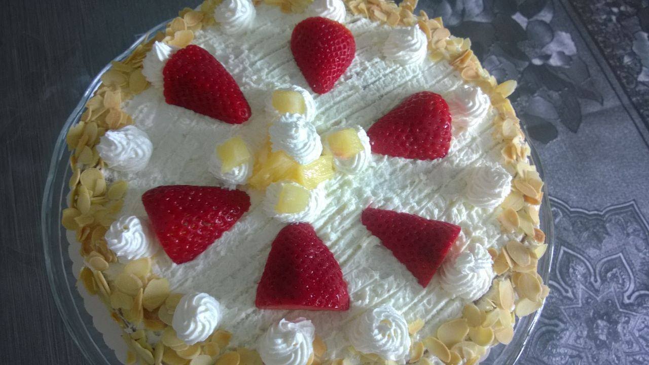 جنواز بالفريز و الاناناس لذيذة و سهلة التحضير/Erdbeer Ananas Torte ...