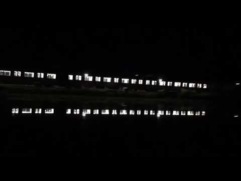 夜の田んぼに映る電車