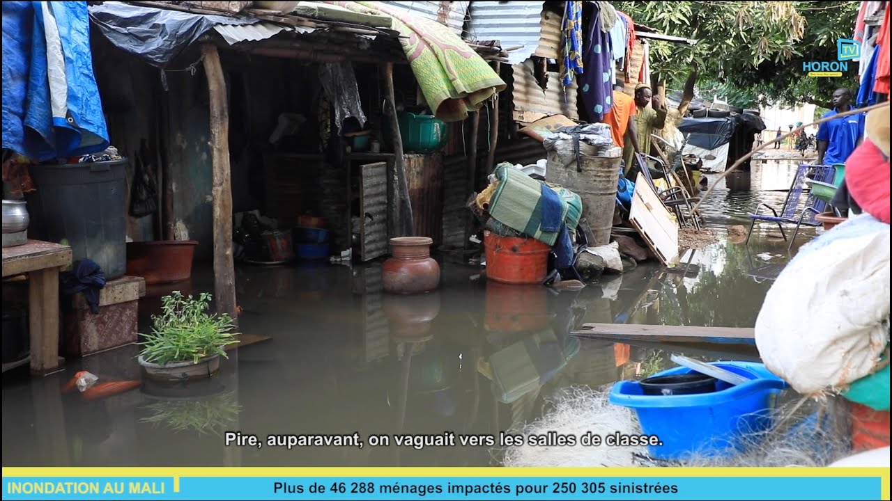 Au Mali, des riverains font face à la crue des eaux.