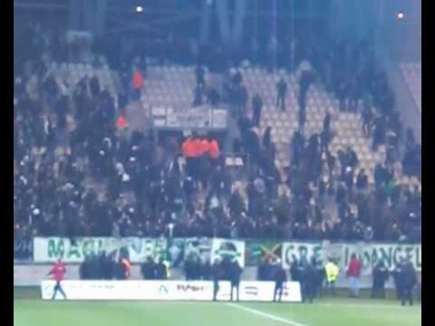 Samedi 16 Janvier 2010, Mi temps du match de Ligue 1 : Grenoble / Saint Ãtienne. A la suite d'un "vol de cafetiÃ¨re de vin chaud" Ã  la buvette rÃ©servÃ© aux visiteurs, des incidents ont Ã©clatÃ© entre les supporters stÃ©phanois situÃ© dans le parcage visiteur du Stade des Alpes et les crs qui dÃ©cident de s'attaquent Ã  cette tribune avec les bombes lacrymogÃ¨nes, la rÃ©action du millier de stÃ©phanois prÃ©sent ne se fait pas attendre. Ensuite, Ã  la suite d'un minime incident, qui a occasionnellement en tribune ouest, les CRS dÃ©cident aussi d'investir le bas de la tribune grenobloise, l'accueil est pour le moins chaleureux... Au total c'est 230 siÃ¨ges arrachÃ©s dans le kop stÃ©phanois et 95 dans le kop grenoblois avec moins de dix interpellations.