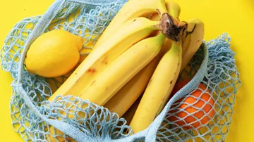 ¿Cómo mantienes los plátanos frescos por más tiempo en el refrigerador?