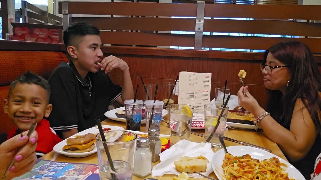 Estamos comiendo pasta en Boston pizza.