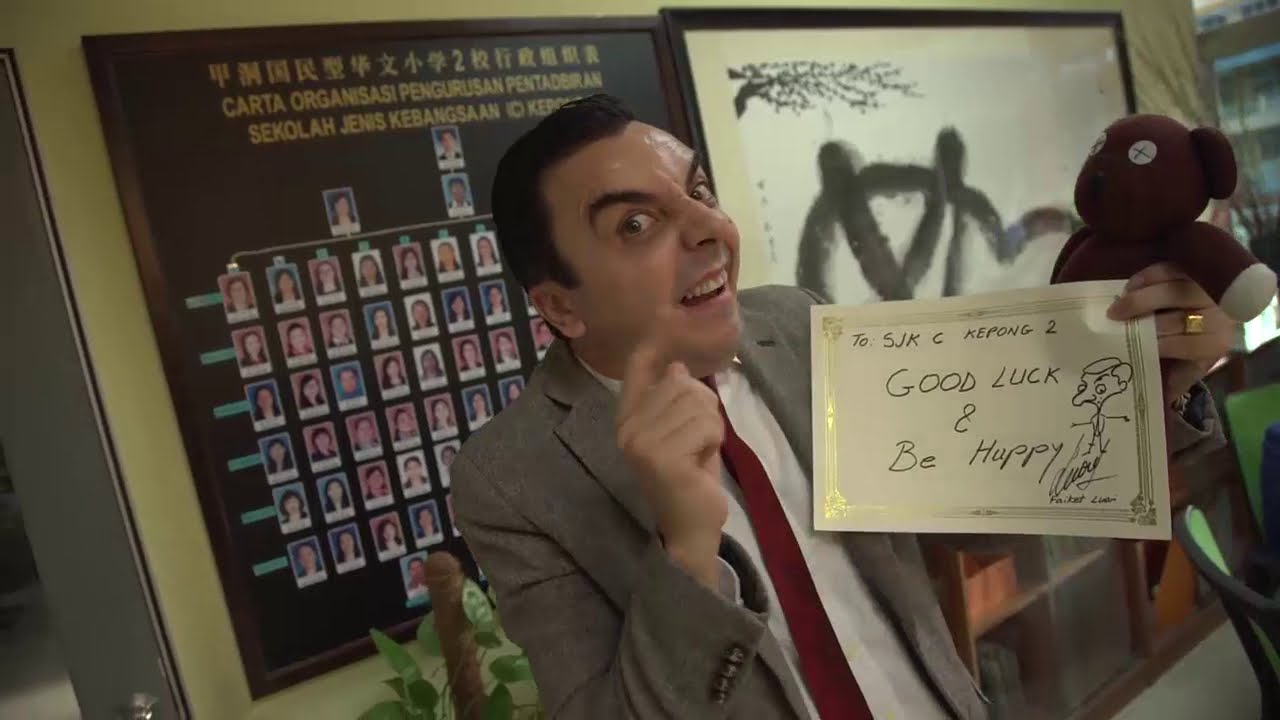 Mr Bean impersonator surprises chinese school children SJKC