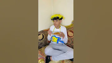 لما أخوك الصغير يطلع صوت وهو بياكل 