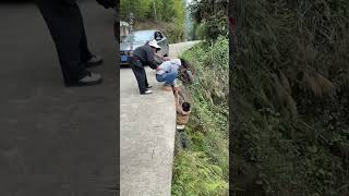 A man hanging on the edge of a cliff. #automobile#kindness #help