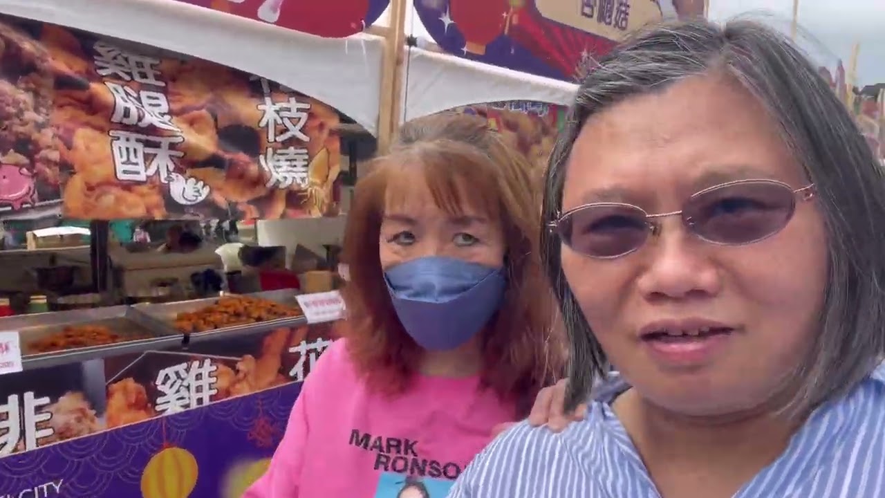 今天是3月1日，農曆正月十三，我喲大姐ㄧ起搭捷運來新北三重大都會看花燈，我第一次來這裡，這個公園很大，今年的花燈熱鬧非凡，有好多攤販賣吃的，我們拍了很多照片。今天好熱，感覺像過夏天一樣。