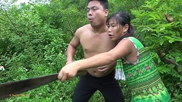 Survival Skills: Primitive Skills Catch Big Python By Hand - Giant Anaconda Vs Girl