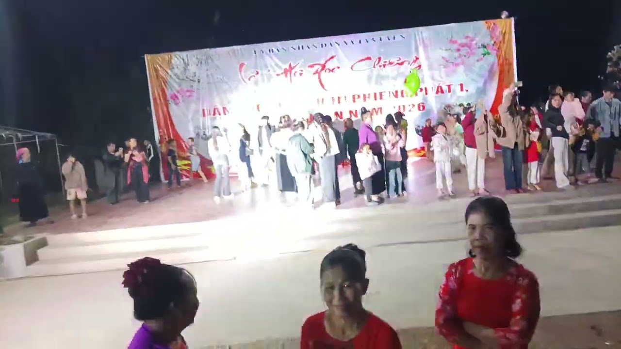 Lễ hội xòe Thái bắn pháo hoa, tại thôn phiêng phát 