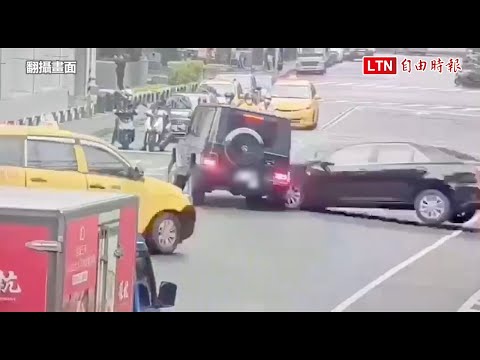 女開賓士越野車疑違規左轉 遭側撞再撞傷騎士糗吃紅單(翻攝畫面)