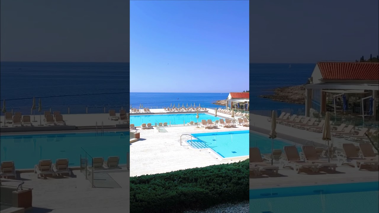 Seaside pool? Yes, please! 🌊 