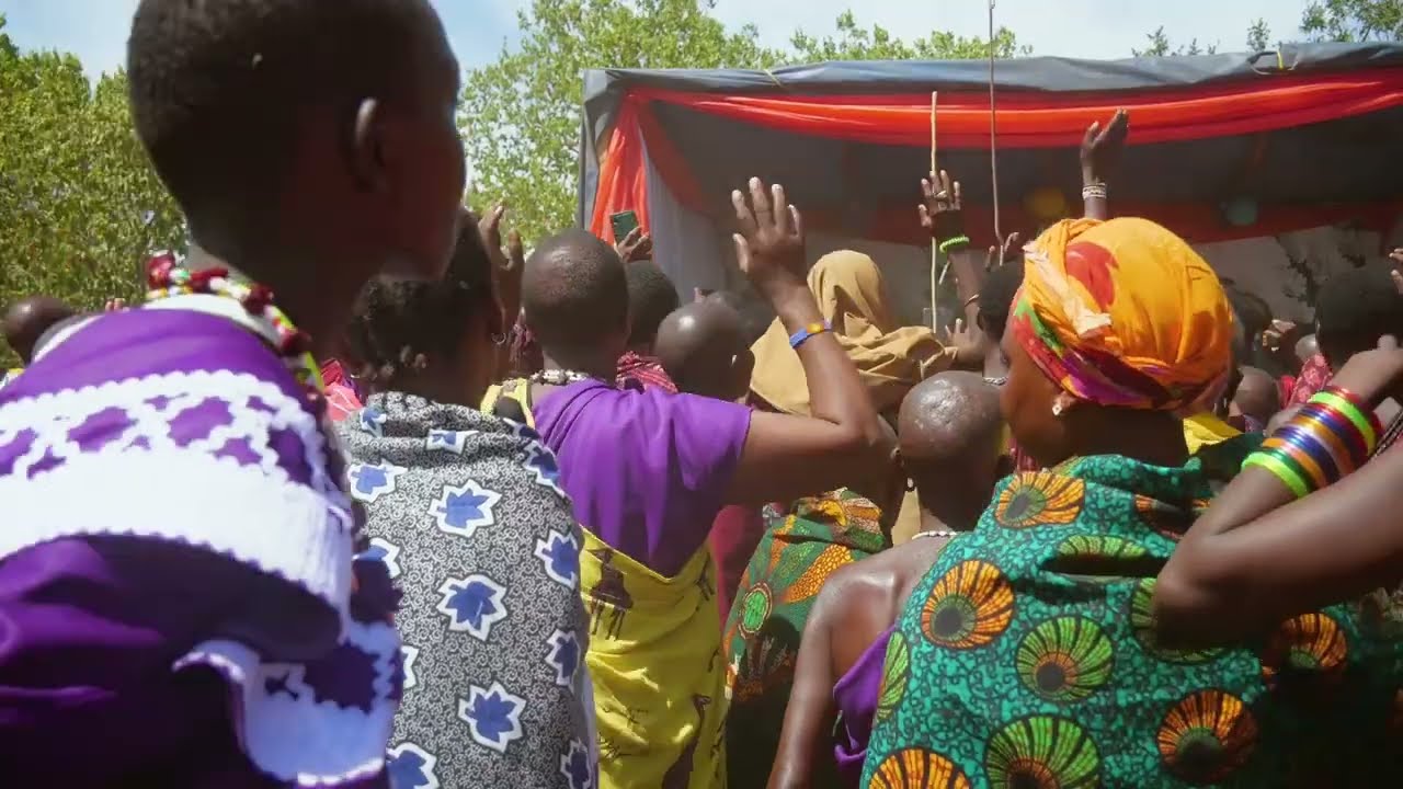 PAULO SIRIA AALIKWA NA NABII ELISHA KWENYE  SHEREHE YA SHUKRANI BAADA YA UPONYAJI