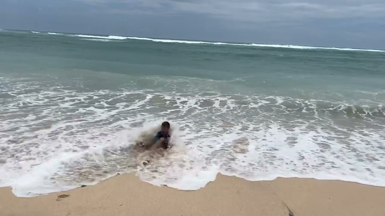 以勒在巴厘岛的Pantai pandawa12岁半