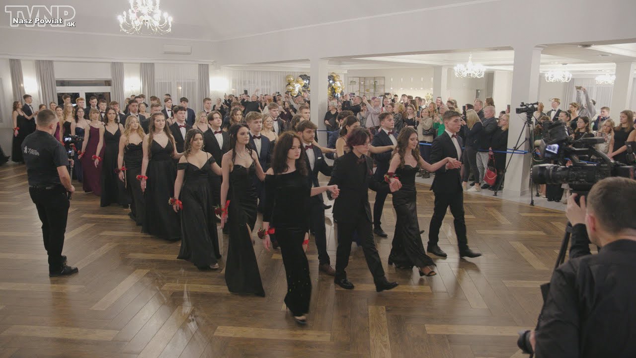 Polonez 2025 maturzystów Zielonego Liceum w Kozienicach.