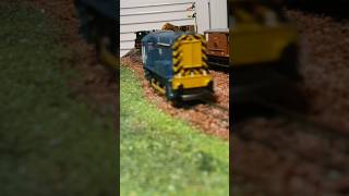 Class 08 shunter pulls a couple wagons #modelrailways #diesel