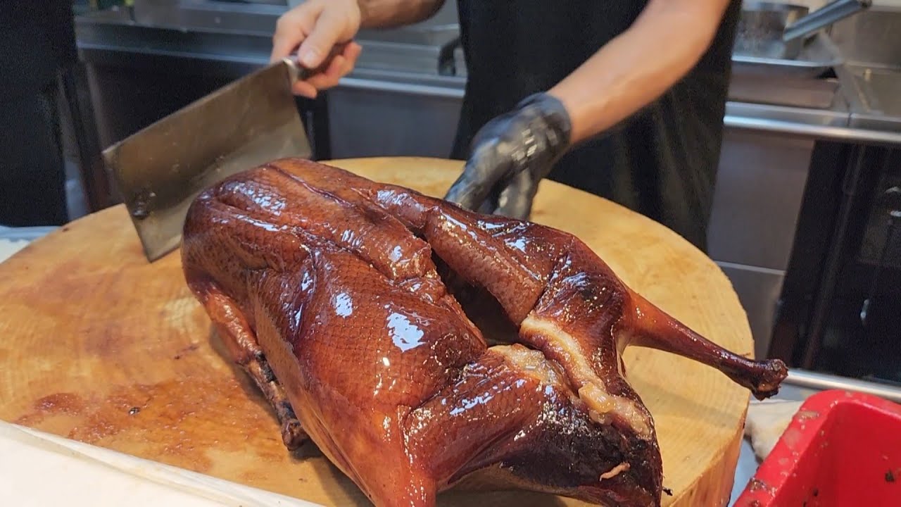 Ешьте его время от времени, острый и пряный жареный гусь с мандариновой кожурой прямо из духовки,...