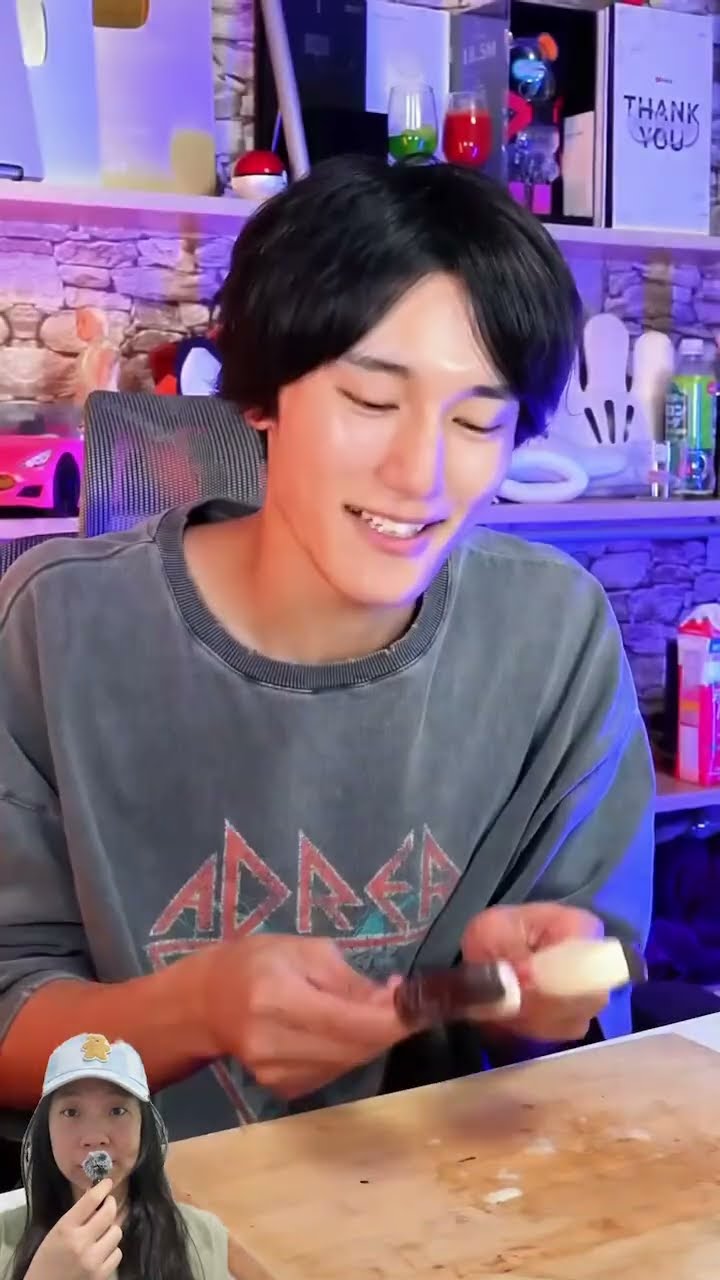 POTONG ES KRIM MENJADI DUA RASA COKLAT DAN VANILA #shorts