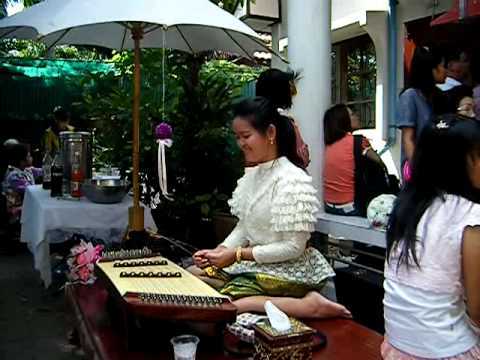 สาวน้อย...กับ..ขิม
