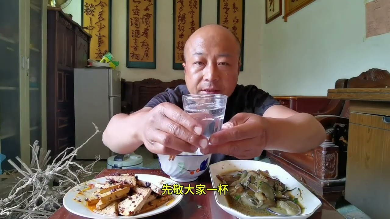 男子今天把卫生搞了一下，然后吃饭喝酒，又是两大被下肚了 