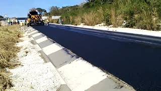 Proceso de tendido y acabado de la carpeta asfáltica. En un tramo carretero de Berriozabal Chiapas.