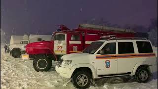 На Кубани сотрудники МЧС вытаскивают застрявшие в снегу машины