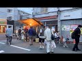 薄暗くなると続々人が集まり活気づく西成の100円お好み焼き屋台｜japanese street food