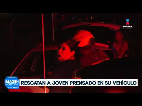 Rescatan a joven prensado tras chocar contra una luminaria en la carretera a El Salto | Noticias GDL
