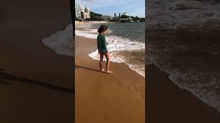 Chuá, Tchibum, A Onda Bateu Em Mim E Eu Corri Pela Areia Da Praia Mundo Bita