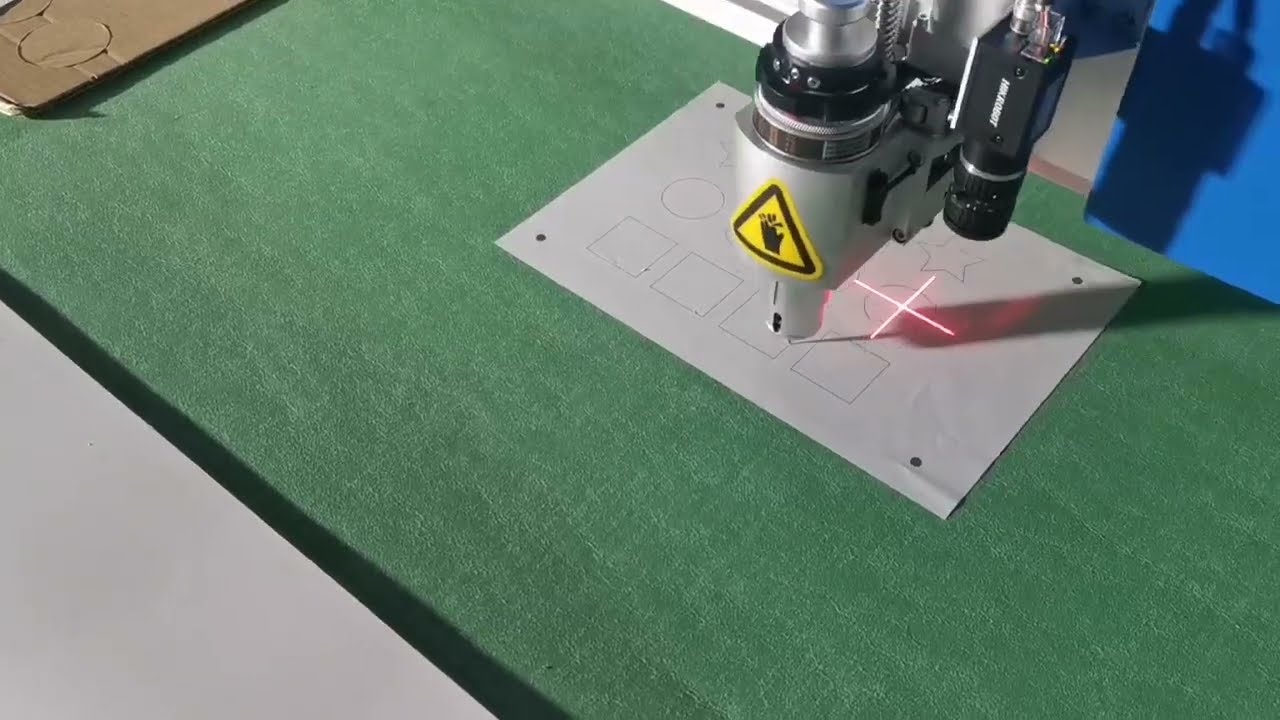 Cutting Paper with CNC Cutting Knife with CCD