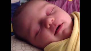 Ce Bebe Sourit En Dormant Youtube