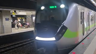 4144次樹林發車經由宜蘭線開往瑞芳的銀綠色微笑號EMU900型十輛一編組EMU905區間車，和4103次宜蘭發車經由宜蘭線開往北湖的EMU700型八輛二編組EMU728+EMU727阿福號區間車