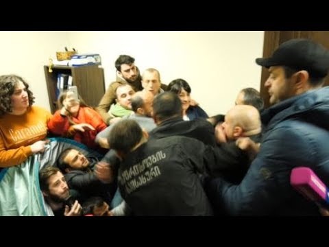 დაპირისპირება საკრებულოში და კარავი დეპუტატ ერეკლე კუხიანიძის კაბინეტში