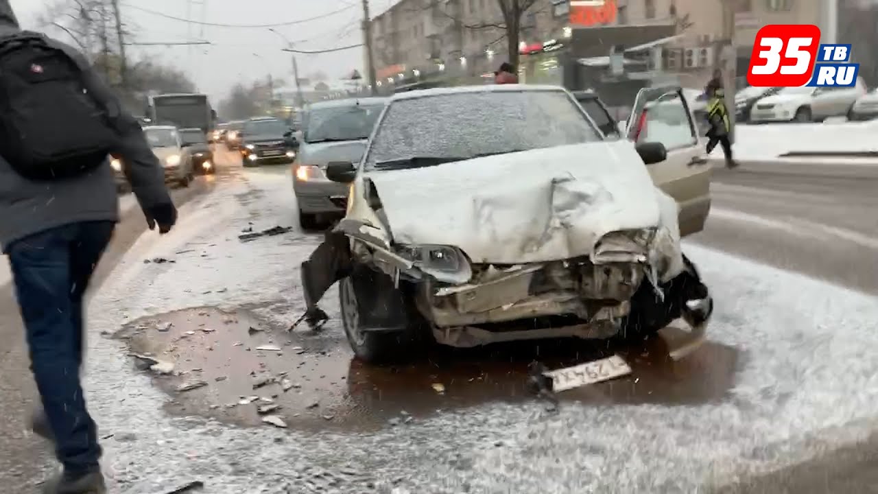 В сочи провалились машины