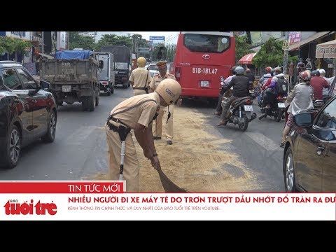 Video Nhiều người đi xe máy té ngã do trơn trượt dầu nhớt đổ... - youtube