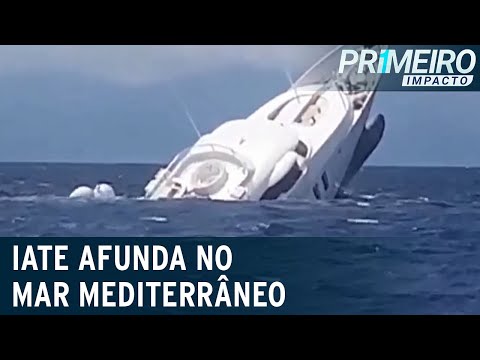 Fogo No Iate Turco No Mar Mediterrâneo Despejando a água No Iate