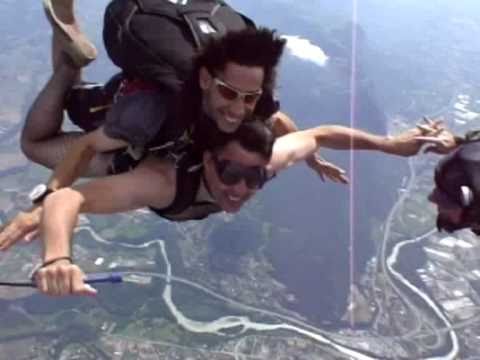 Skydive in leather thong - Parachute en string de ...