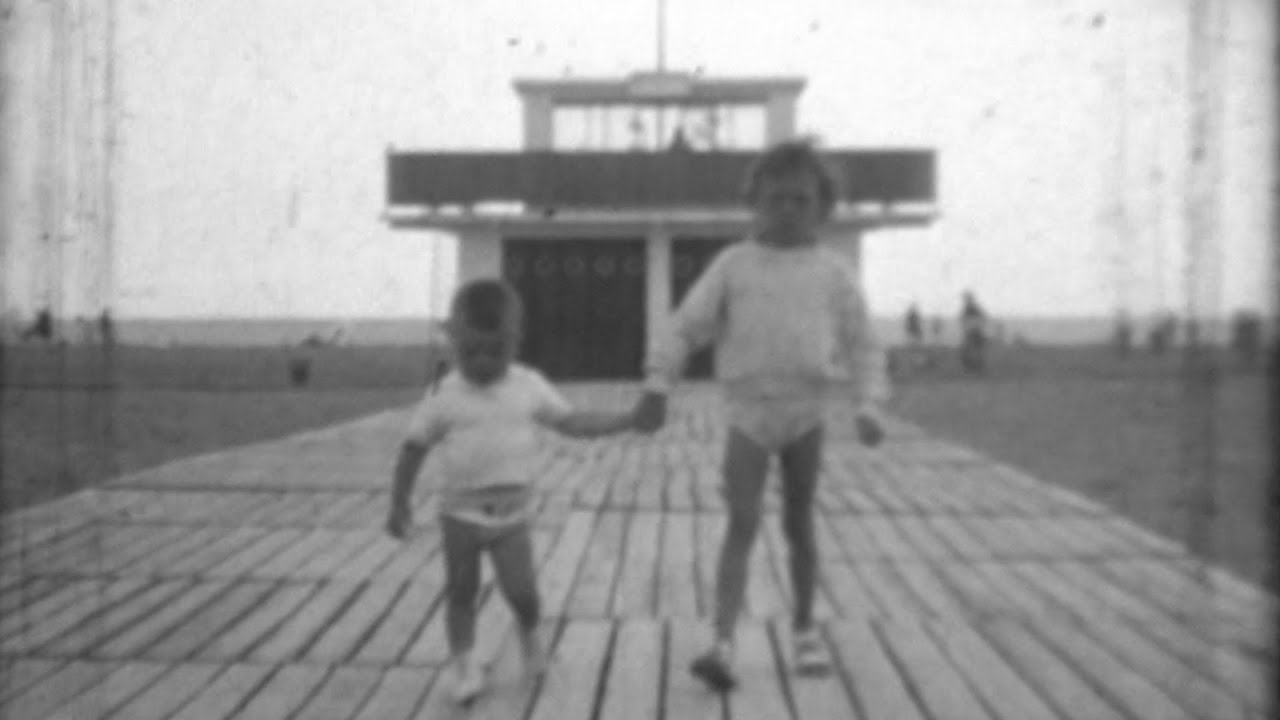 De Ouistreham à Cabourg dans les années 1960 : jeux de plage et stations balnéaires