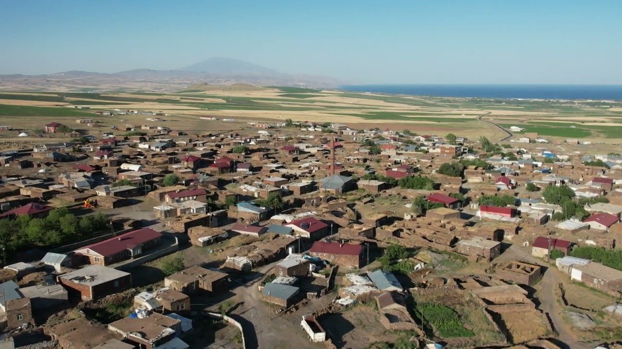 teğut, (taşharman), malê vî gundî bi kewirê sor ê xalatê çêkirine,