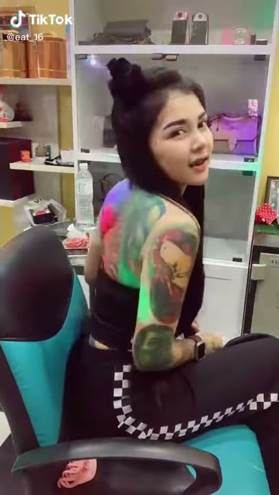 Cewek cantik bertattoo... Keren bro..