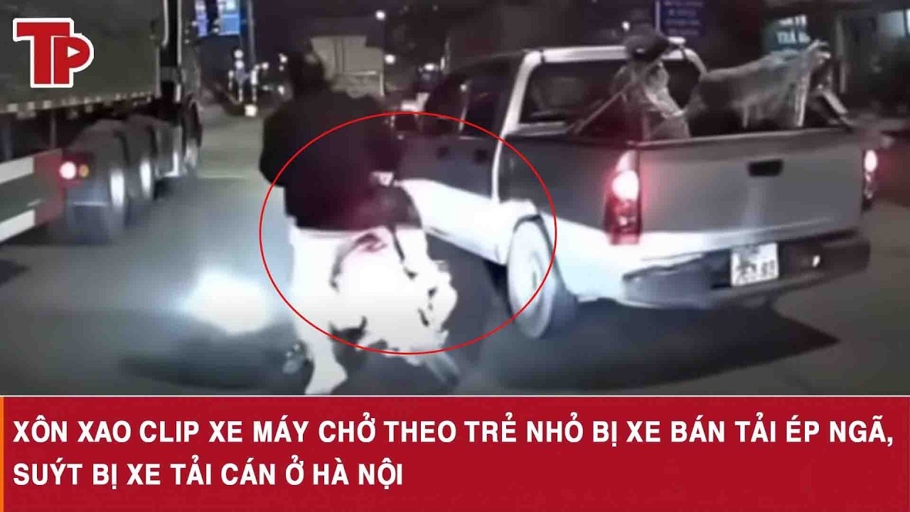 Xôn xao clip xe máy chở theo trẻ nhỏ bị xe bán tải ép ngã, suýt bị xe tải cán ở Hà Nội