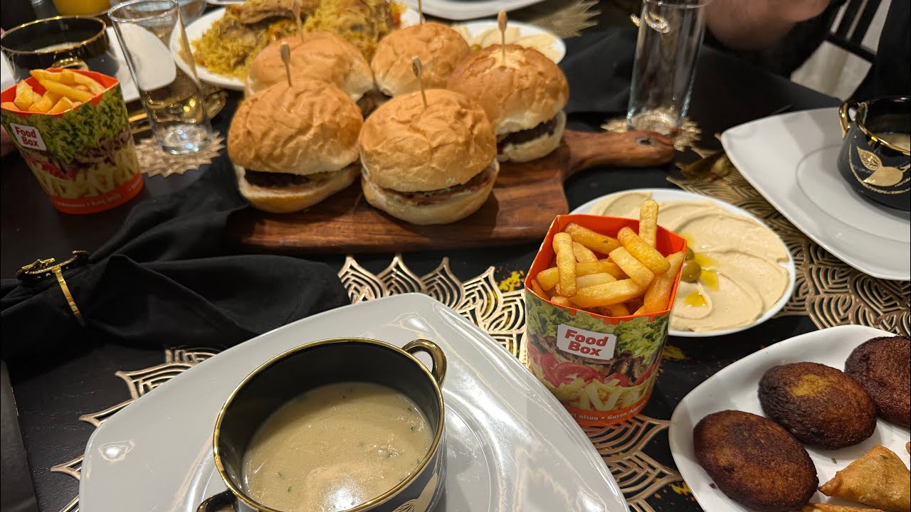 فطور ٦رمضان🌙حمص بطحينة المطاعم تبولة عصير برتقال وموز صلصلة رهيبة همبركر شوربة المطاعم كريمية بورك